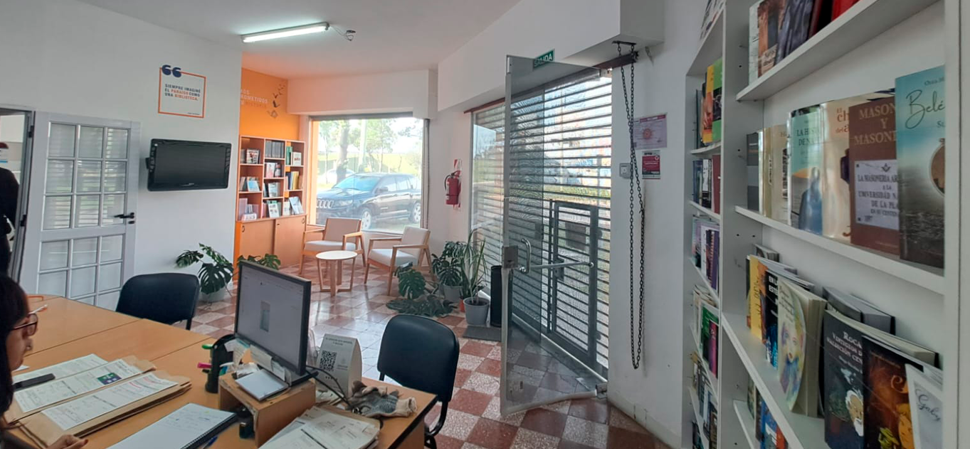 Departamento con local en venta en La Plata, 3 habitaciones, 1 ba&ntilde;o con cochera