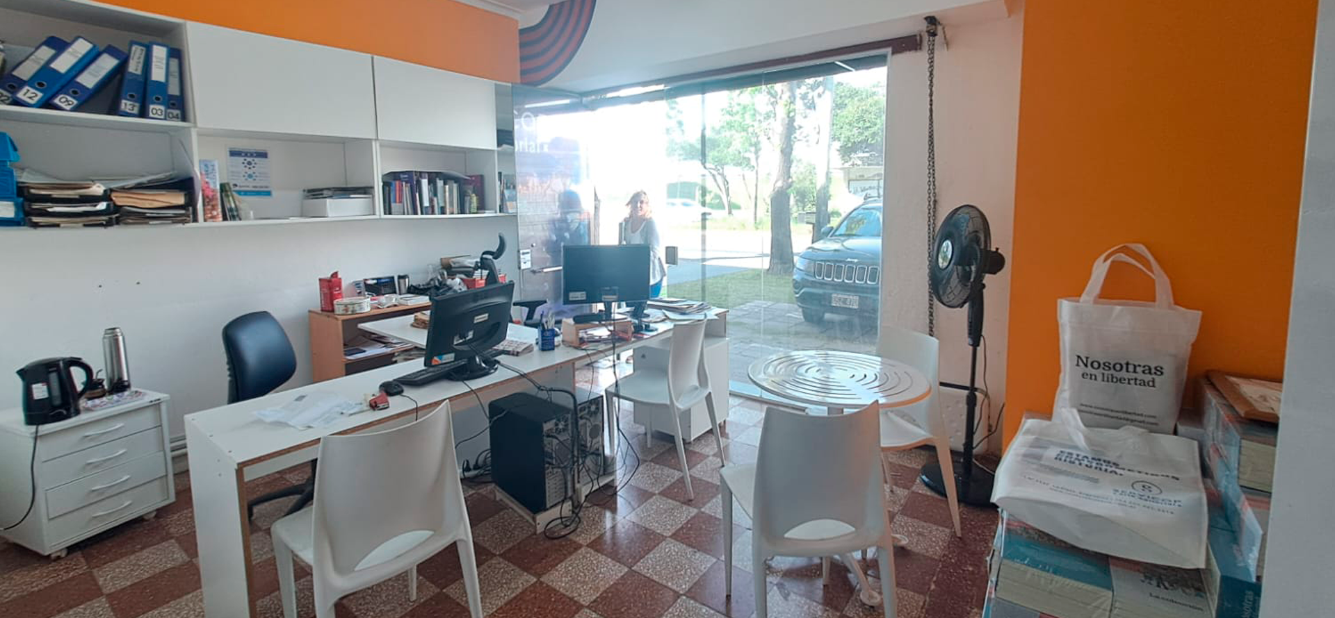Departamento con local en venta en La Plata, 3 habitaciones, 1 ba&ntilde;o con cochera