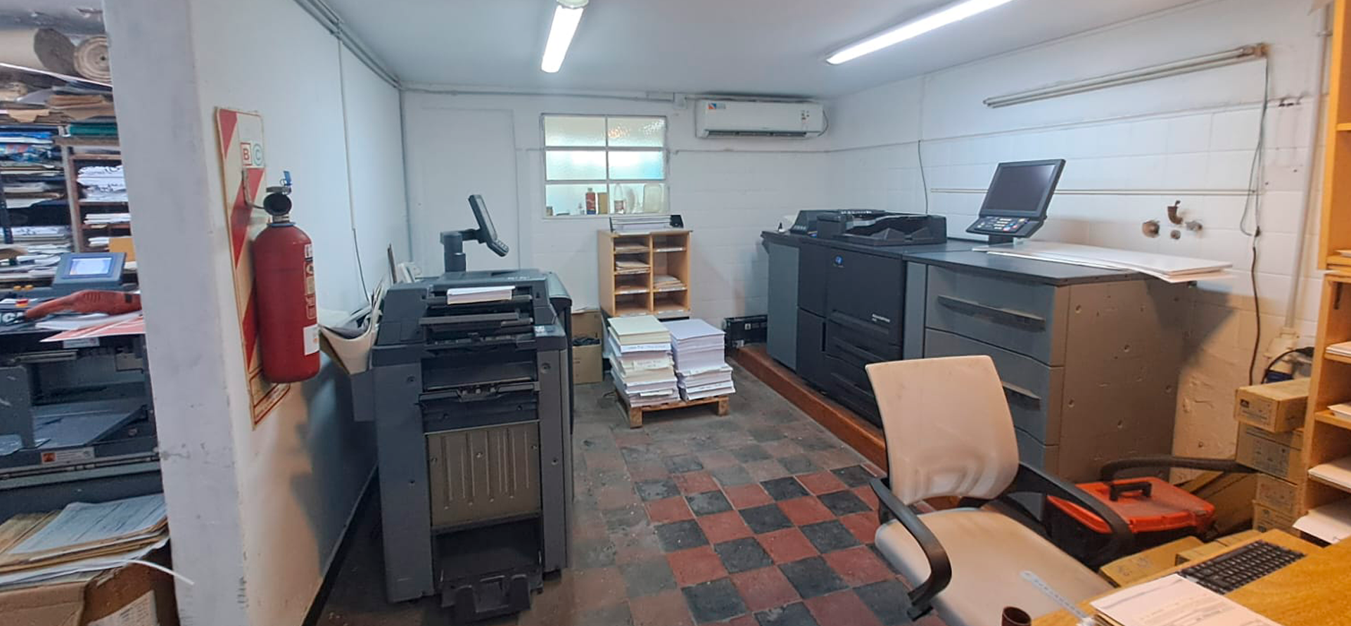 Departamento con local en venta en La Plata, 3 habitaciones, 1 ba&ntilde;o con cochera