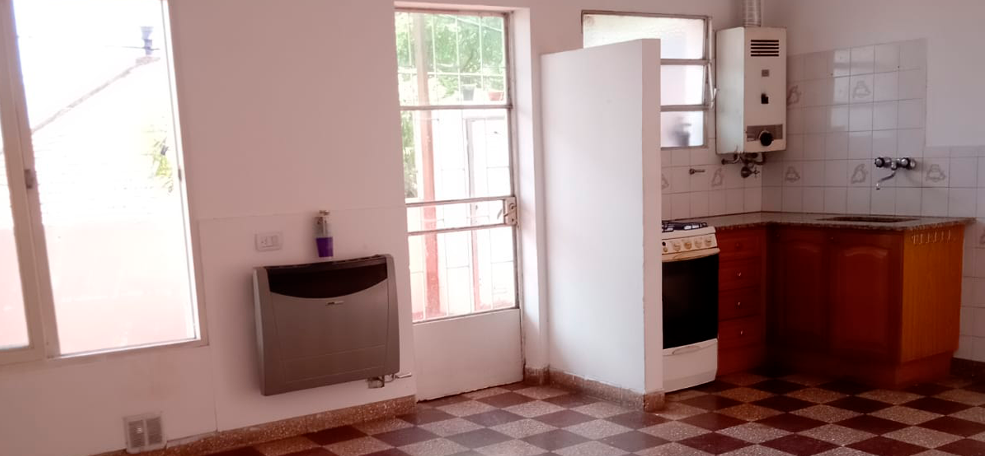 Departamento con local en venta en La Plata, 3 habitaciones, 1 ba&ntilde;o con cochera